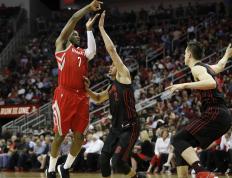 世俱杯改制-勇士主场逆转火箭获胜