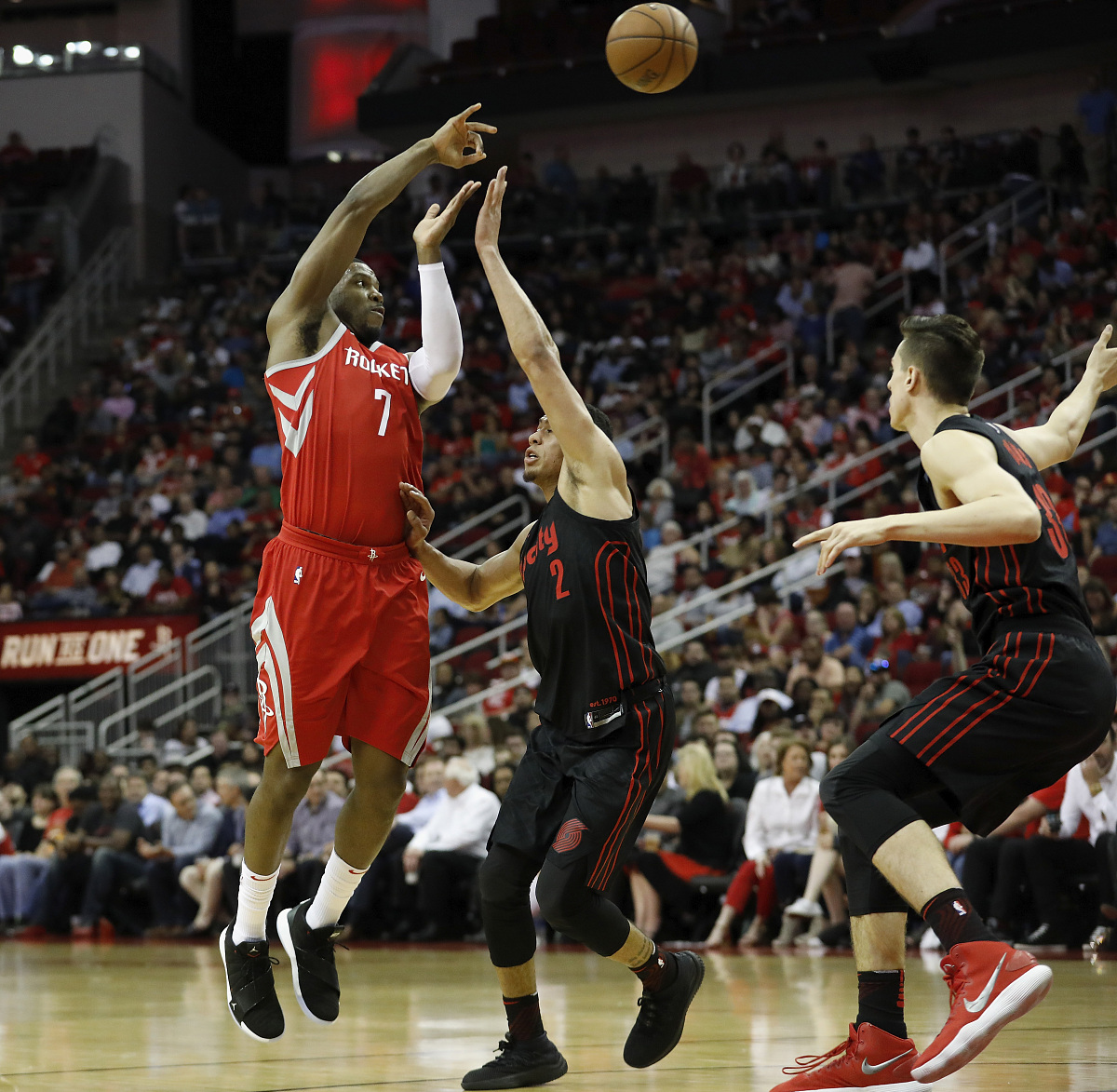 世俱杯改制-勇士主场逆转火箭获胜